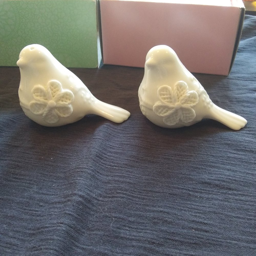 Twos company porcelain bird salt and pepper shakers Original box